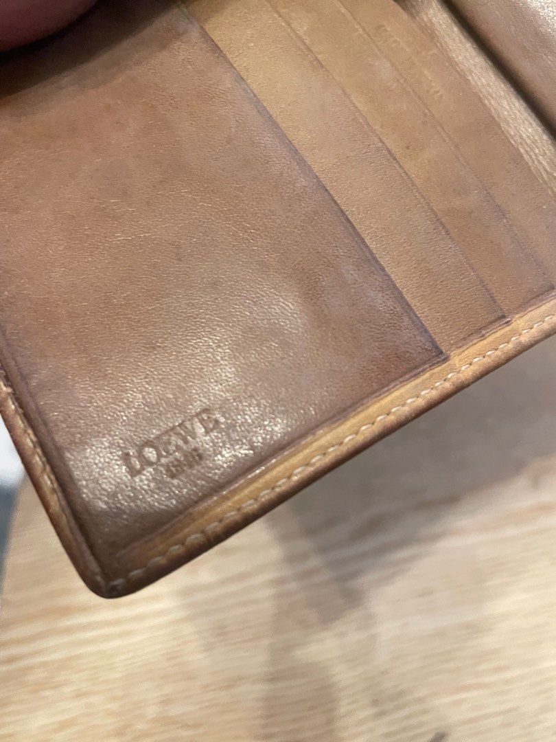 Authentic loewe wallet (Category: Luxury Bags & Wallets) located in Cavite. Submitted by ohmie23 (Listing ID 1388927044, Image 2). Description: Authentic loewe wallet.