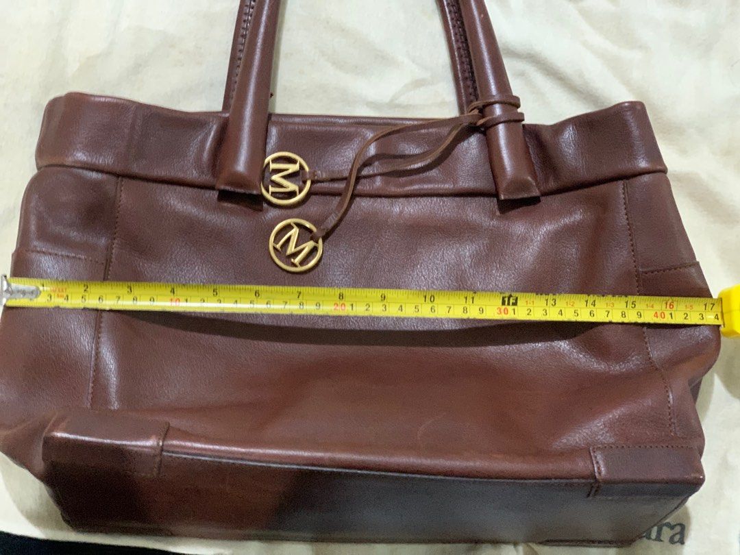 Authentic Max Mara Brown Genuine Leather Tote Bag (Category: Luxury Bags & Wallets) located in Paranaque City. Submitted by vbvessentials (Listing ID 1388930934, Image 3). Description: Elevate your everyday style with this authentic Max Mara vintage tote. Crafted in supple brown genuine leather, this timeless piece features: ✨ Elegant design – structured silhouette with soft leather finish ✨ Signature details – dual top handles and gold-tone “MM”