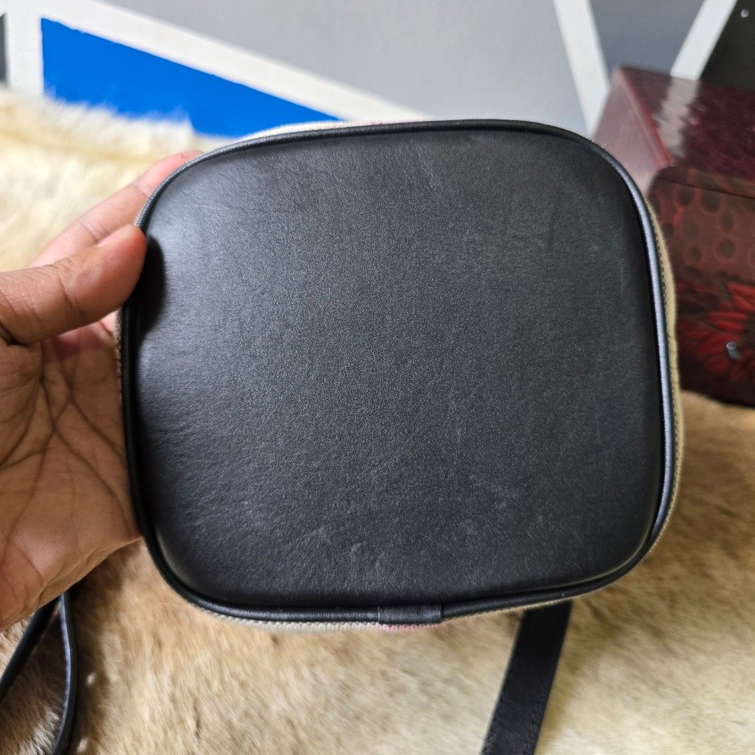 Burberry Ashby sling (Category: Luxury Bags & Wallets) located in Davao. Submitted by arvinaboab04229 (Listing ID 1388958526, Image 3). Description: preloved bag from japan personal bag po ni seller.
