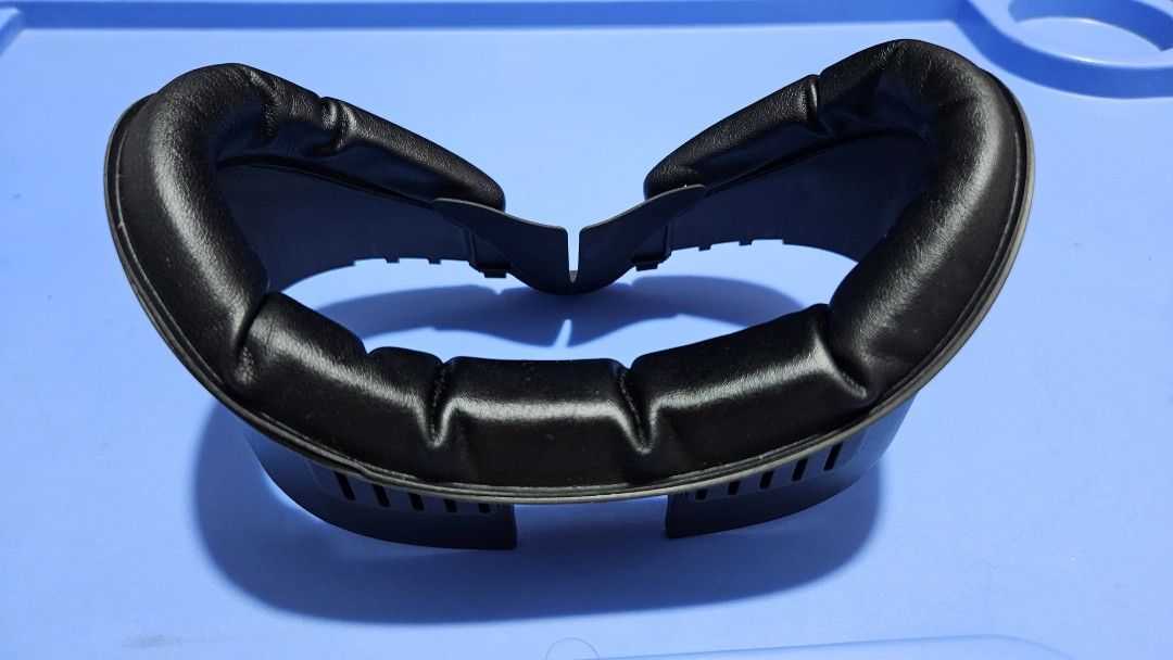 Craftbar Facial Interface for Quest 3 (Category: Other Gadgets) located in Quezon City. Submitted by simatar1 (Listing ID 1388985768, Image 3). Description: For sale: Very slightly used, good as new: Facial Interface Replacement with Anti-Light Leakage Nose Pad for Meta Quest 3 by CRAFTBAR Bought from Craftbar Shopxx..