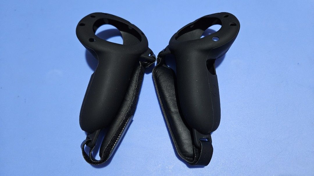 Craftbar Silicone Grips for Quest 3 (Category: Other Gadgets) located in Quezon City. Submitted by simatar1 (Listing ID 1388983845, Image 1). Description: For sale: Good as new, very slightly used: Silcone Grips with Padded Knuckle Straps by CRAFTBAR. Bought from Craftbar Shopxx..