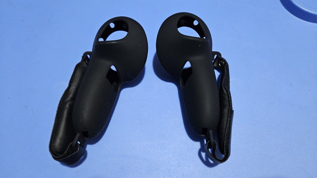 Craftbar Silicone Grips for Quest 3 (Category: Other Gadgets) located in Quezon City. Submitted by simatar1 (Listing ID 1388983845, Image 2). Description: For sale: Good as new, very slightly used: Silcone Grips with Padded Knuckle Straps by CRAFTBAR. Bought from Craftbar Shopxx..