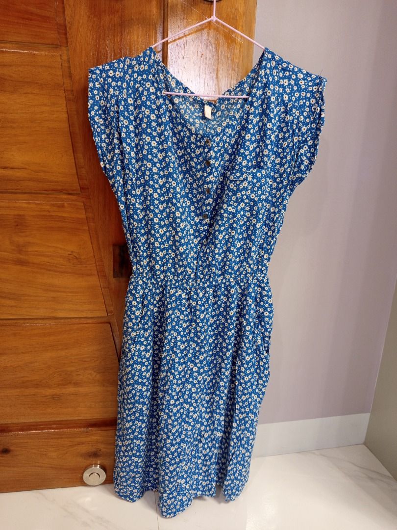 Floral blue garterized dress (Category: Dresses) located in Pasay City. Submitted by richyanne (Listing ID 1389010257, Image 2). Description: Gartered waist.