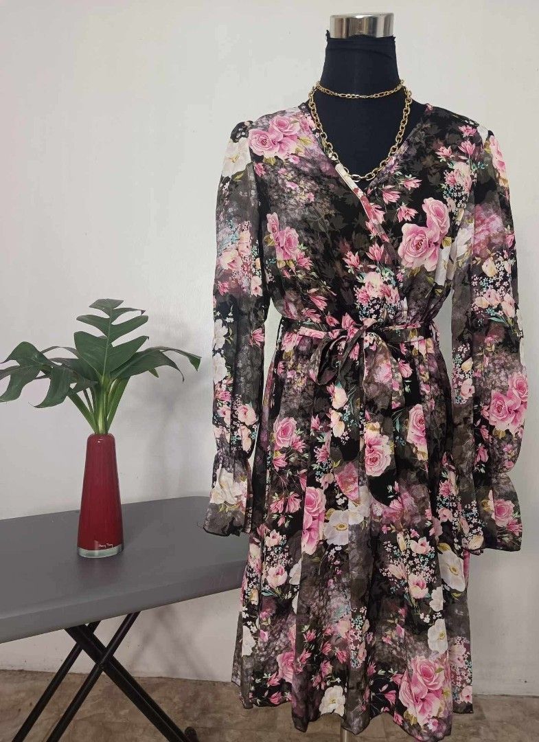 floral dress (Category: Dresses) located in Marikina City. Submitted by patchuchay_24 (Listing ID 1389084031, Image 1). Description: best fits medium to semi large.