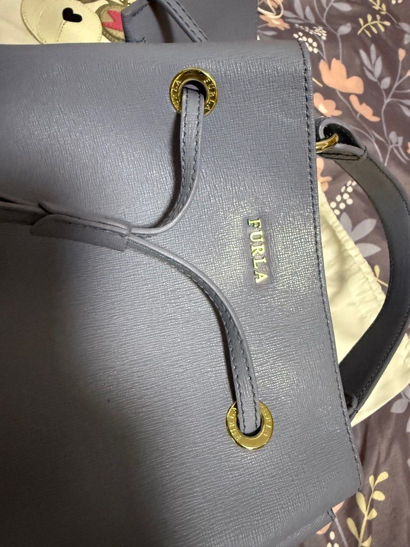 Furla （分類：多用途袋）位於 Hong Kong。 由 tammycwn 提交（商品編號 1388990708，圖片 3）。簡介： 全新，藍色，頂置抽繩綁帶，可調式肩帶 主夾層，金色五金配件。連散子包 https://www.farfetch.com/hk/shopping/women/furla-sfera-item-29788808.aspx?storeid=13554。