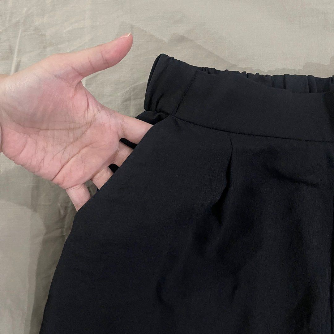 H&M Black Wide Leg Elastic Waist Pants Bottoms Square Pants (Category: Other Bottoms) located in Antipolo. Submitted by maricondo_ (Listing ID 1389014334, Image 3). Description: • With side pockets • Elastic waist band • Measurements when laid flat: Width: 14.5 inches Length: 33 inches • Size on tag: UK 42.