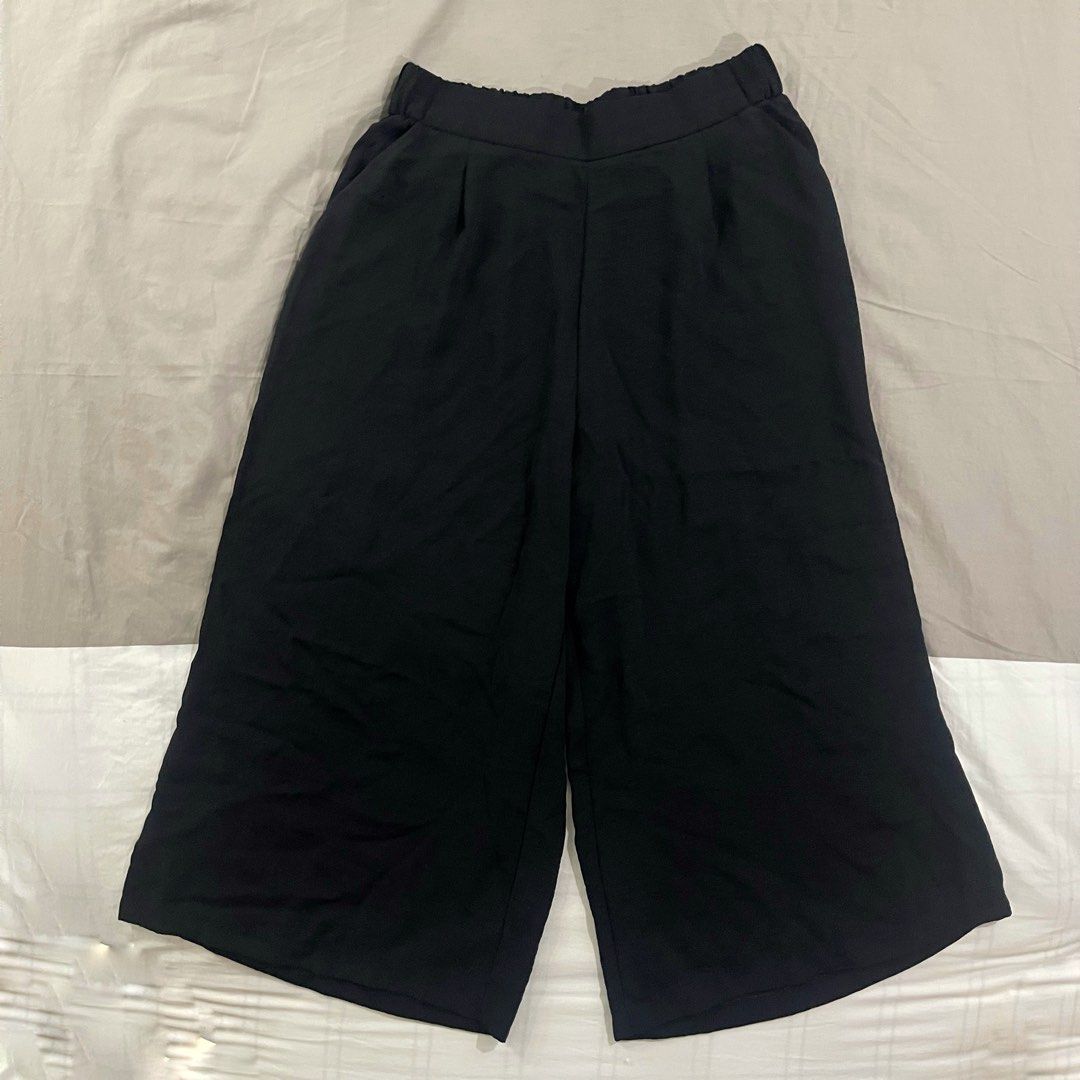H&M Black Wide Leg Elastic Waist Pants Bottoms Square Pants (Category: Other Bottoms) located in Antipolo. Submitted by maricondo_ (Listing ID 1389014334, Image 1). Description: • With side pockets • Elastic waist band • Measurements when laid flat: Width: 14.5 inches Length: 33 inches • Size on tag: UK 42.