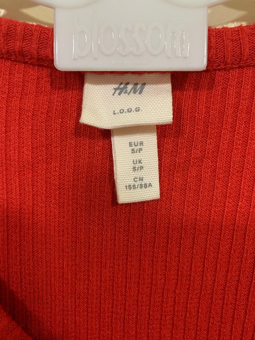 H&M red cozy sweater (Category: Blouses) located in Quezon City. Submitted by closet.decluttered (Listing ID 1389102530, Image 2). Description: Fabric is suuuper stretchy With knot detail.