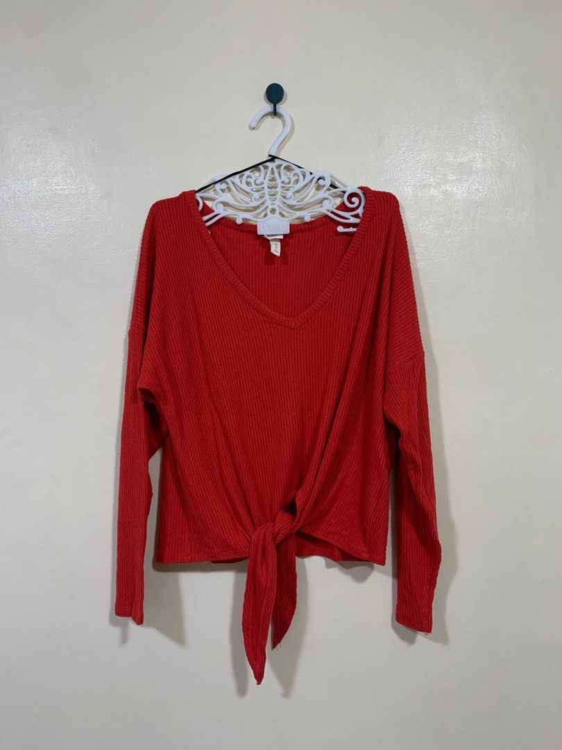 H&M red cozy sweater (Category: Blouses) located in Quezon City. Submitted by closet.decluttered (Listing ID 1389102530, Image 1). Description: Fabric is suuuper stretchy With knot detail.