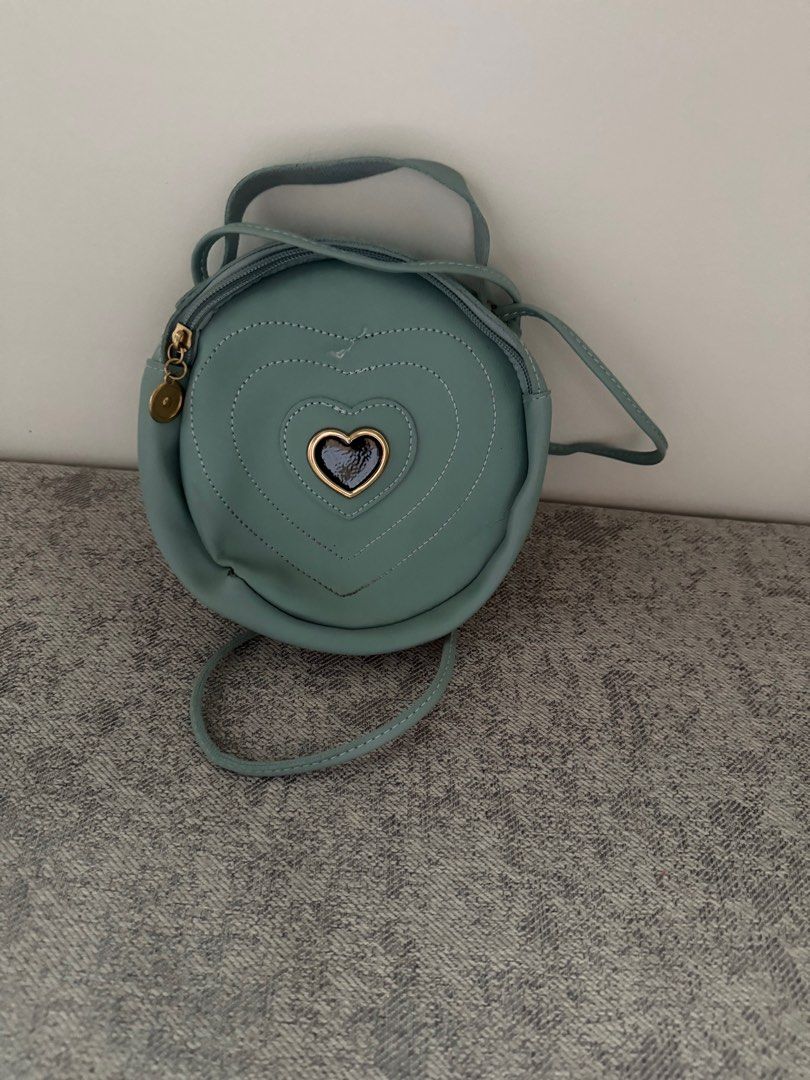 Kid’s sling bag (Category: Babies & Kids Fashion) located in Las Pinas. Submitted by green_unit (Listing ID 1388988592, Image 2). Description: .