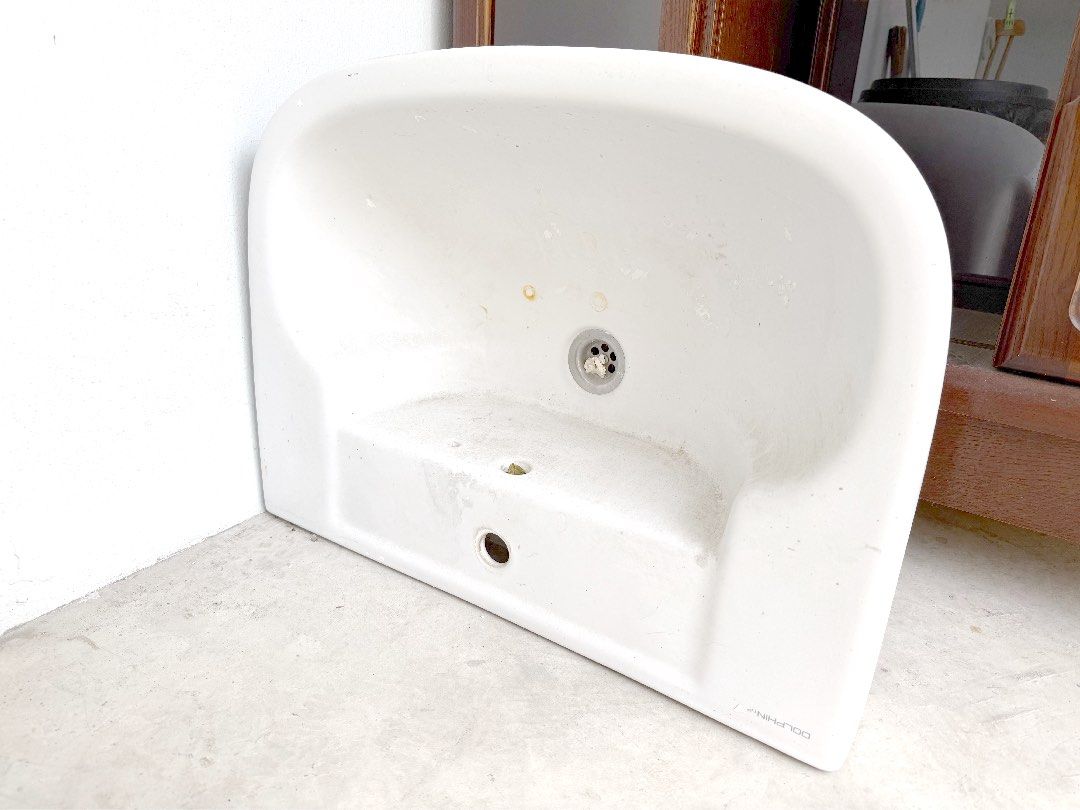 Large size basin (Category: Bathroom & Kitchen Fixtures) located in Bayan Lepas. Submitted by witte_cp (Listing ID 1388992221, Image 1). Description: 57cm x 40cm x 16cm Dolphin brand.