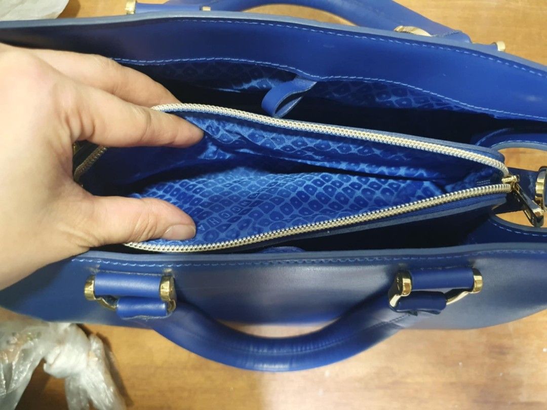 Longchamp Honore 404 Hand Bag (Category: Luxury Bags & Wallets) located in Pasig City. Submitted by ldcayas (Listing ID 1389048210, Image 3). Description: Longchamp Honore 404 Handbag Royal Blue leather with gold hardware With detachable strap Size small approx LWH 11" x 5" x 8" With dustbag, carecard and charm No receipt, bought in Paris RFS: decluttering MOP: BPI Bank Transfer/ Gcash.