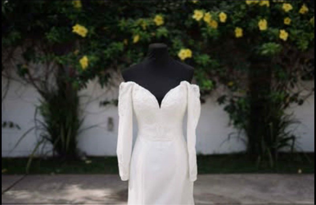 Mel Orlina Wedding Gown and Veil (Category: Evening dresses & gowns) located in Quezon City. Submitted by ronaca (Listing ID 1388964721, Image 1). Description: Selling my Mel Orlina wedding gown and veil. The gown and veil have been dry cleaned and comes with its original gown box and unused bridal mask. Original price was 35k Can do pick up, meet up, or delivery shouldered by buyer..
