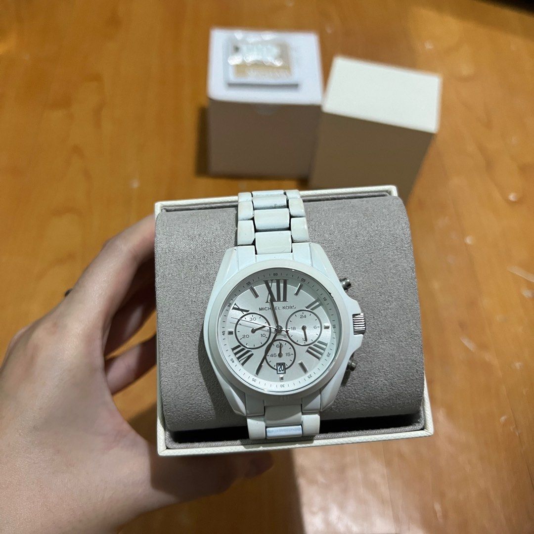 Michael Kors Bradshaw Chronograph Watch (Category: Women's Watches) located in Bacoor. Submitted by tesarobs (Listing ID 1389005914, Image 2). Description: Bradshaw Chronograph Collection Model: MK-6585, Stainless Steel Color: White Size: 43mm All functions/buttons working Minor chip on top right section of the watch face (refer to pictures) Seller’s Location: Bacoor Cavite Delivery: J&T / Lalamove Shipping Fee shouldered by the buyer .