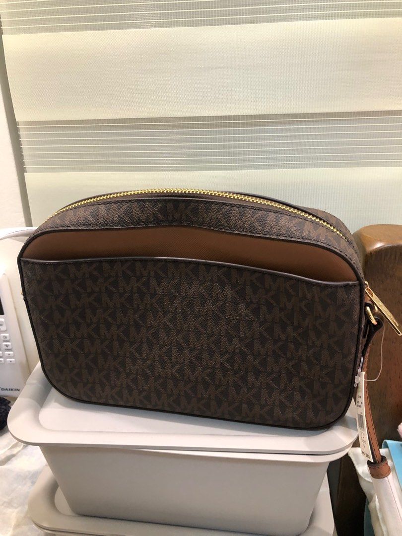 Michael Kors Jet Set Crossbody (Category: Cross-body Bags) located in Los Banos. Submitted by myexcesstuff (Listing ID 1389031326, Image 2). Description: Michael Kors Jet Set Signature Large East West Crossbody in Brown ✅ Brand new, from the US ✅ Removed white foam coverings ✅ RFS: Gifted, but I’m not a fan of crossbody bags ✅ Negotiable ✅ Comes with care card and tag ✅ SF to be shouldered by buyer.