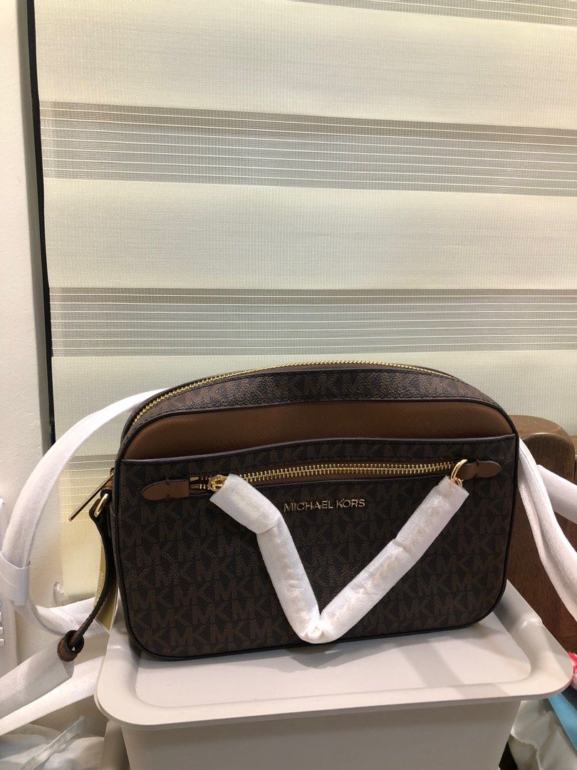 Michael Kors Jet Set Crossbody (Category: Cross-body Bags) located in Los Banos. Submitted by myexcesstuff (Listing ID 1389031326, Image 1). Description: Michael Kors Jet Set Signature Large East West Crossbody in Brown ✅ Brand new, from the US ✅ Removed white foam coverings ✅ RFS: Gifted, but I’m not a fan of crossbody bags ✅ Negotiable ✅ Comes with care card and tag ✅ SF to be shouldered by buyer.
