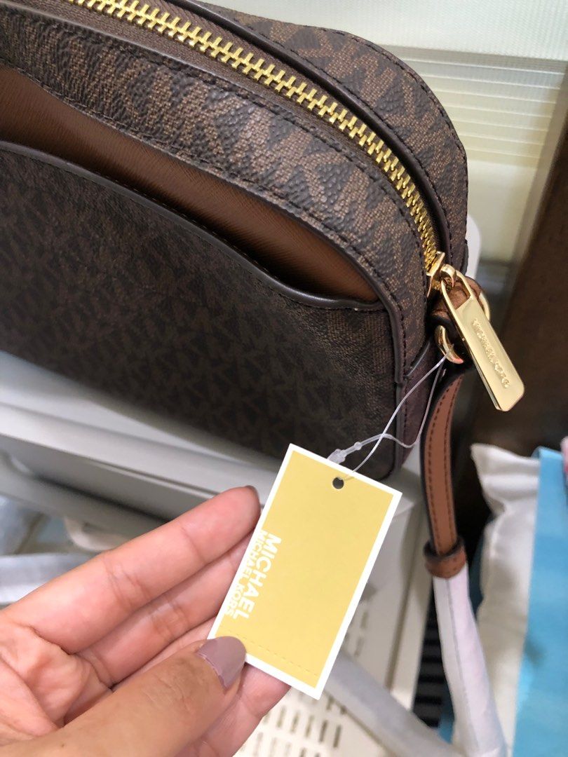 Michael Kors Jet Set Crossbody (Category: Cross-body Bags) located in Los Banos. Submitted by myexcesstuff (Listing ID 1389031326, Image 3). Description: Michael Kors Jet Set Signature Large East West Crossbody in Brown ✅ Brand new, from the US ✅ Removed white foam coverings ✅ RFS: Gifted, but I’m not a fan of crossbody bags ✅ Negotiable ✅ Comes with care card and tag ✅ SF to be shouldered by buyer.