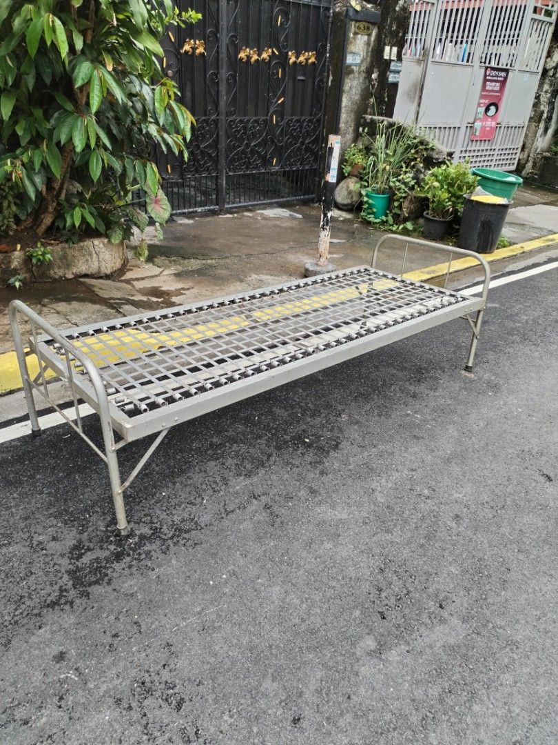 military foldable single bed 1500 fastrack sale (Category: Bed Frames & Mattresses) located in Mandaluyong City. Submitted by katkat888kit (Listing ID 1388978117, Image 2). Description: military foldable single bed 1500 fastrack sale.