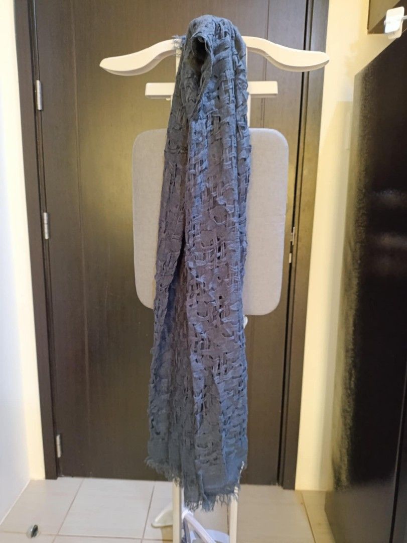 Scarf (Category: Coats, Jackets and Outerwear) located in Pasig City. Submitted by cathddm (Listing ID 1389003869, Image 3). Description: Pashmina - 100 each.