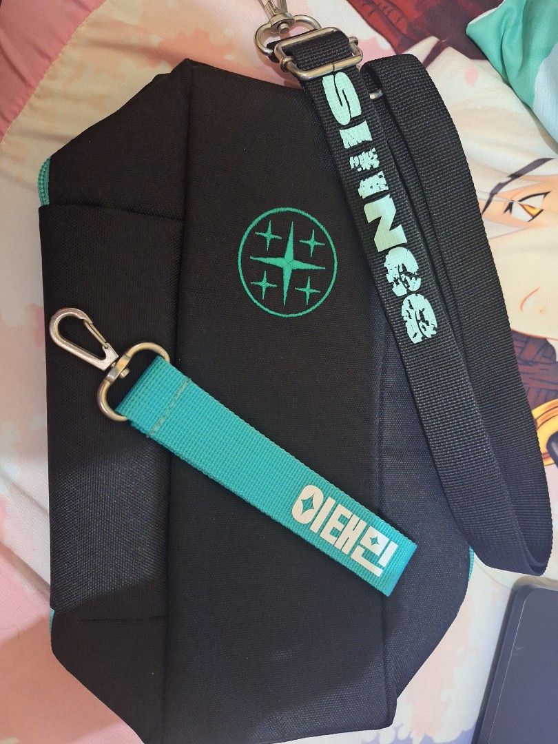 SHINEE L.S BAG WITH TAEMIN STRAP (Category: Shoulder Bags) located in Quezon City. Submitted by inuyasha_07 (Listing ID 1388974346, Image 1). Description: defect un strap nabubura na yun print but for taemin strap seems good pa.