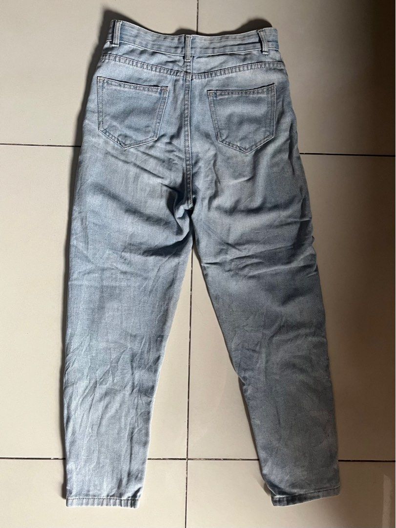 Slim Light Blue Mom Fit Denim Pants (Category: Jeans) located in Manila. Submitted by xiedyn (Listing ID 1388958814, Image 2). Description: for sale 🤓 slim mom fit denim pants (light blue) best fit 25-27 waist line 🏷️ PHP 70 (from i forgot what brand (cut tag)) 👍 signs of usage, natambak na lang (well used) 👍 buttons & zippers working well, no issues ❗️ slight fade but unnoticeable RFS: doesn’t fit me anymore 📍ust / dapitan / sampaloc, manil