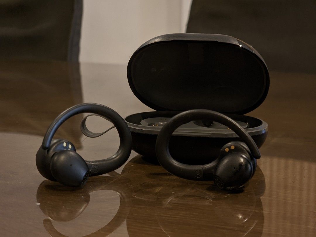 Soundpeats Wings 2 (Category: Earphones) located in Manila. Submitted by labrinthlsd001 (Listing ID 1388948250, Image 3). Description: Soundpeats Wings 2 Has punchy bass cuz of the 13mm drivers which is sooo large, details are present because of the large drivers, hooks are comfy for me, but doesnt fit my ears so im selling it 🥲 No audio issues, stutters or bluetooth interference Feel free to offer! Happy to assist 🙂.