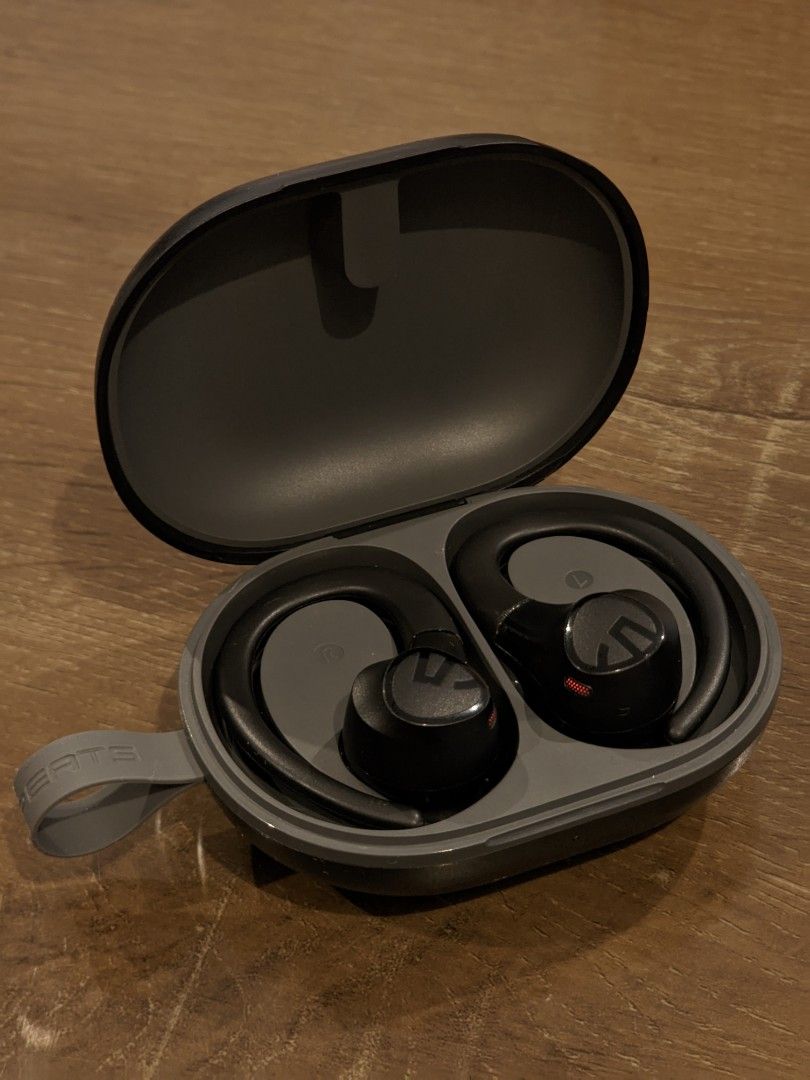 Soundpeats Wings 2 (Category: Earphones) located in Manila. Submitted by labrinthlsd001 (Listing ID 1388948250, Image 1). Description: Soundpeats Wings 2 Has punchy bass cuz of the 13mm drivers which is sooo large, details are present because of the large drivers, hooks are comfy for me, but doesnt fit my ears so im selling it 🥲 No audio issues, stutters or bluetooth interference Feel free to offer! Happy to assist 🙂.