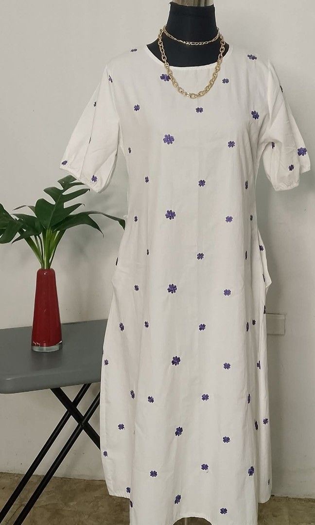White maxi floral dress (Category: Dresses) located in Marikina City. Submitted by patchuchay_24 (Listing ID 1389083577, Image 1). Description: best fits medium to semi large.
