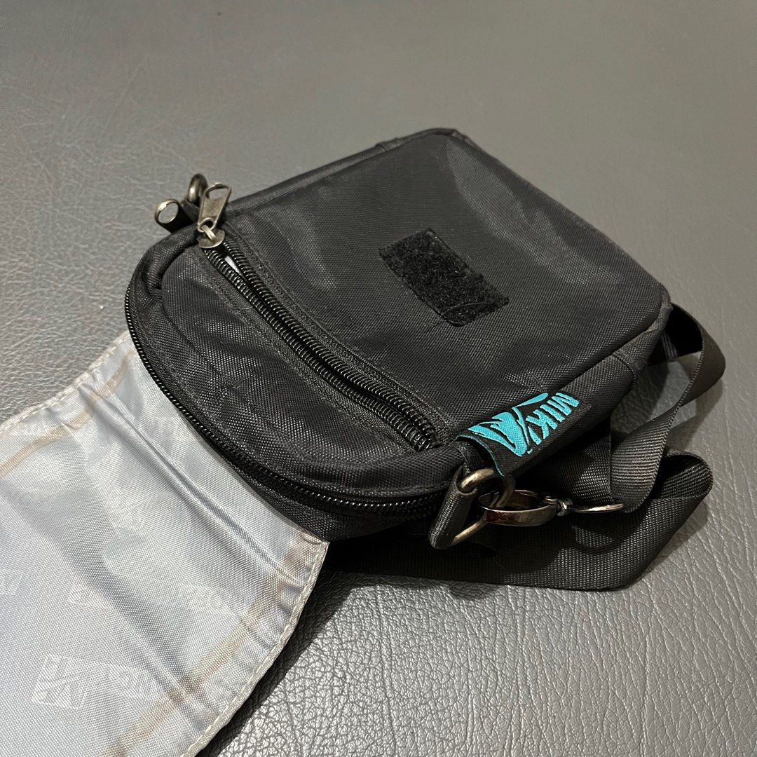 Y2K Miku Hatsune Sling bag (Category: Sling Bags) located in Jinoba-an. Submitted by trustmeyoullbefine (Listing ID 1389052131, Image 3). Description: Good condition See pics for dets and flaws No major flaws Need wash.
