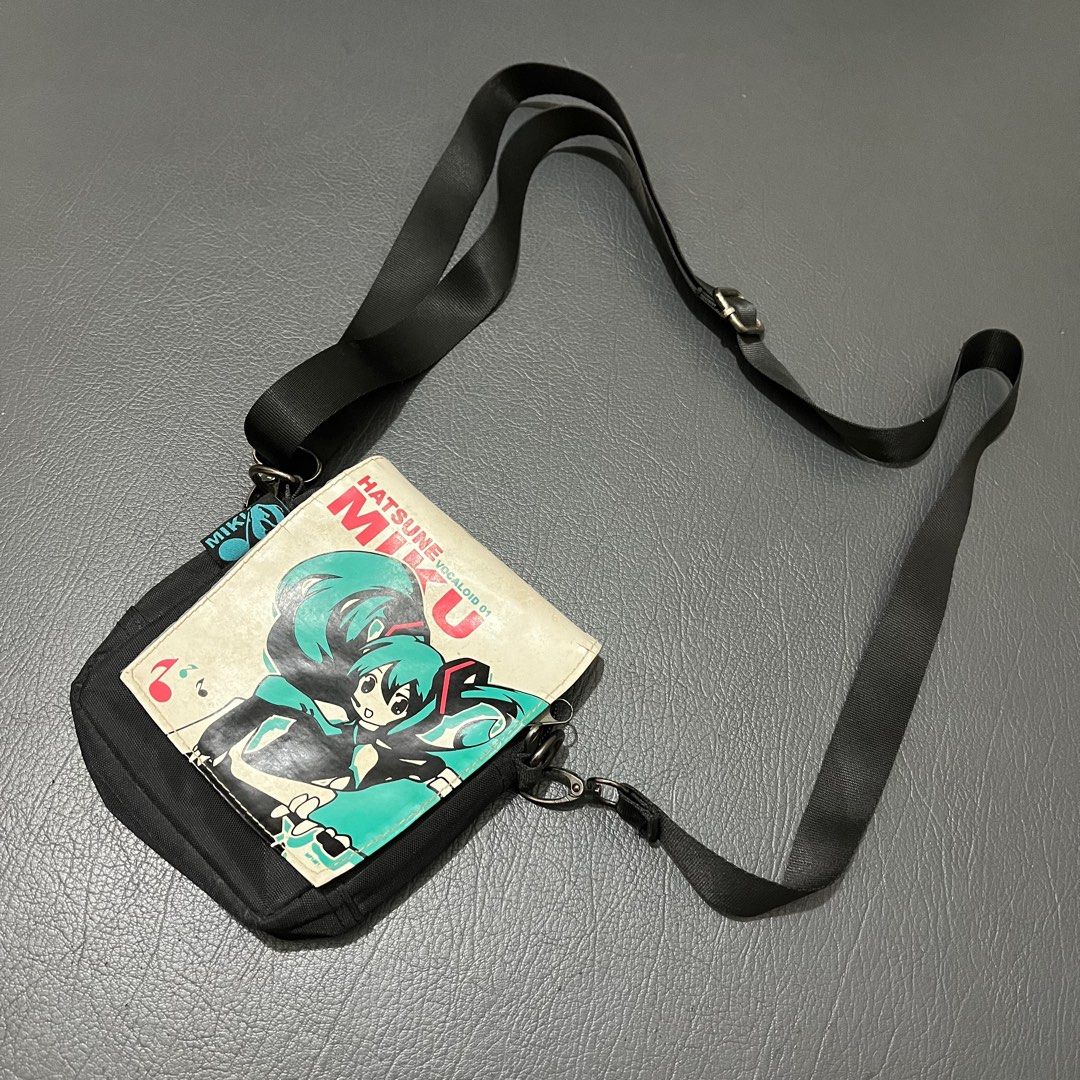 Y2K Miku Hatsune Sling bag (Category: Sling Bags) located in Jinoba-an. Submitted by trustmeyoullbefine (Listing ID 1389052131, Image 2). Description: Good condition See pics for dets and flaws No major flaws Need wash.