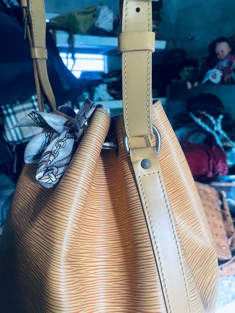 Authentic Lv epi bucket (Category: Luxury Bags & Wallets) located in Mambajao. Submitted by ckali (Listing ID 1389293784, Image 3). Description: Japan source issue No string But maganda pa naman.