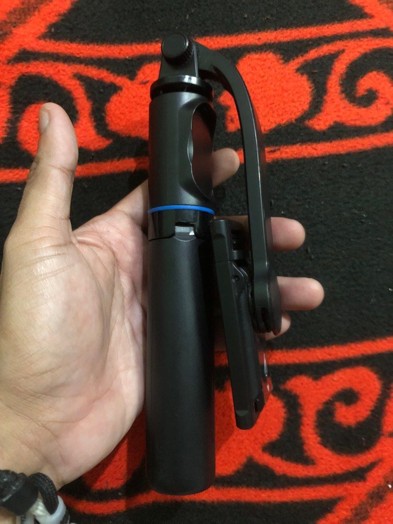 Bavin AP-13 phone grip extendable monopod tripod (Category: Mounts & Holders) located in Quezon City. Submitted by markgolveo (Listing ID 1389223074, Image 2). Description: Bavin AP-13 phone grip extendable monopod tripod Missing remote button.