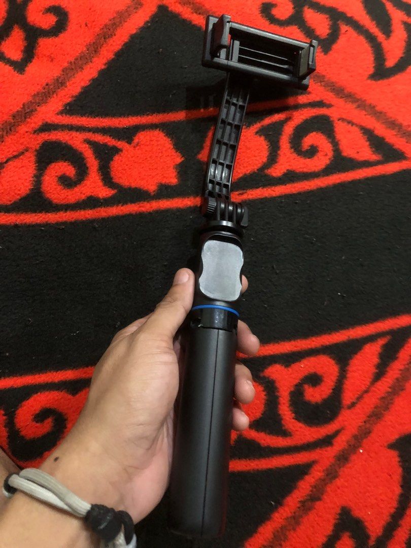 Bavin AP-13 phone grip extendable monopod tripod (Category: Mounts & Holders) located in Quezon City. Submitted by markgolveo (Listing ID 1389223074, Image 3). Description: Bavin AP-13 phone grip extendable monopod tripod Missing remote button.