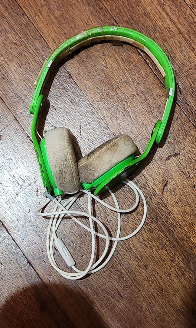 Broken Beats Mixr by Dre (Category: Headphones & Headsets) located in Manila. Submitted by kieeeeennnnny (Listing ID 1389152403, Image 2). Description: Naputol yung headband pero nagana pa naman. Medyo nag diy lang sa fix. Not original cable..