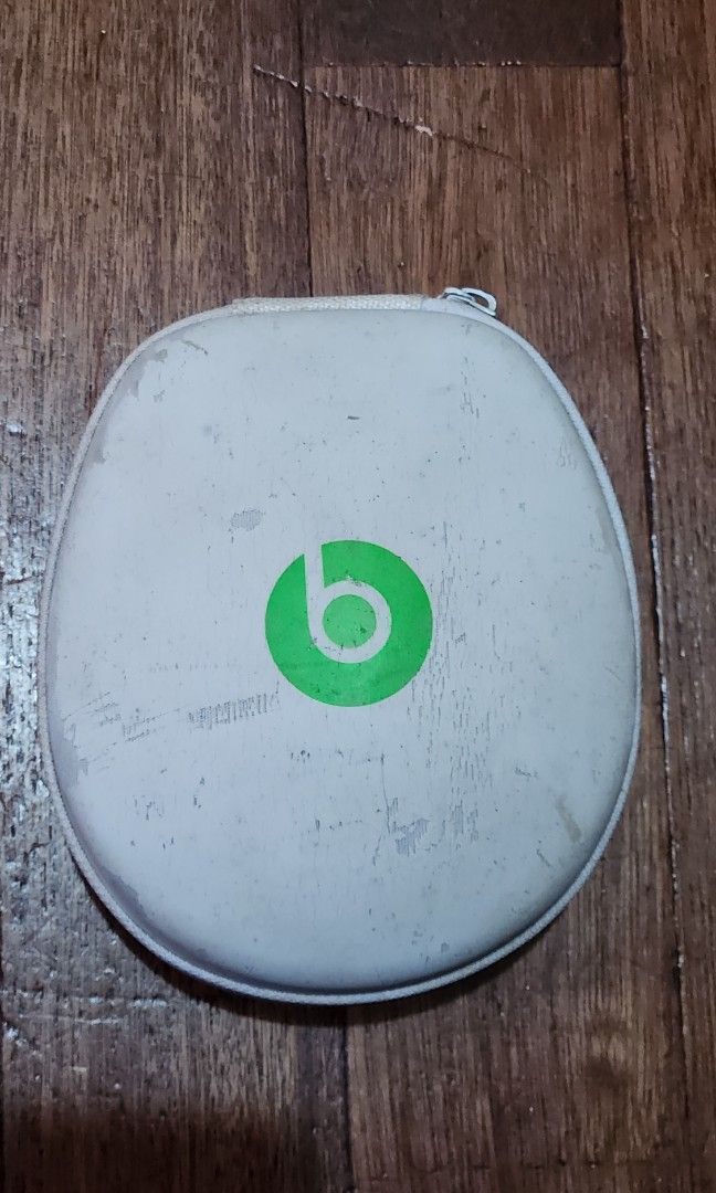 Broken Beats Mixr by Dre (Category: Headphones & Headsets) located in Manila. Submitted by kieeeeennnnny (Listing ID 1389152403, Image 1). Description: Naputol yung headband pero nagana pa naman. Medyo nag diy lang sa fix. Not original cable..