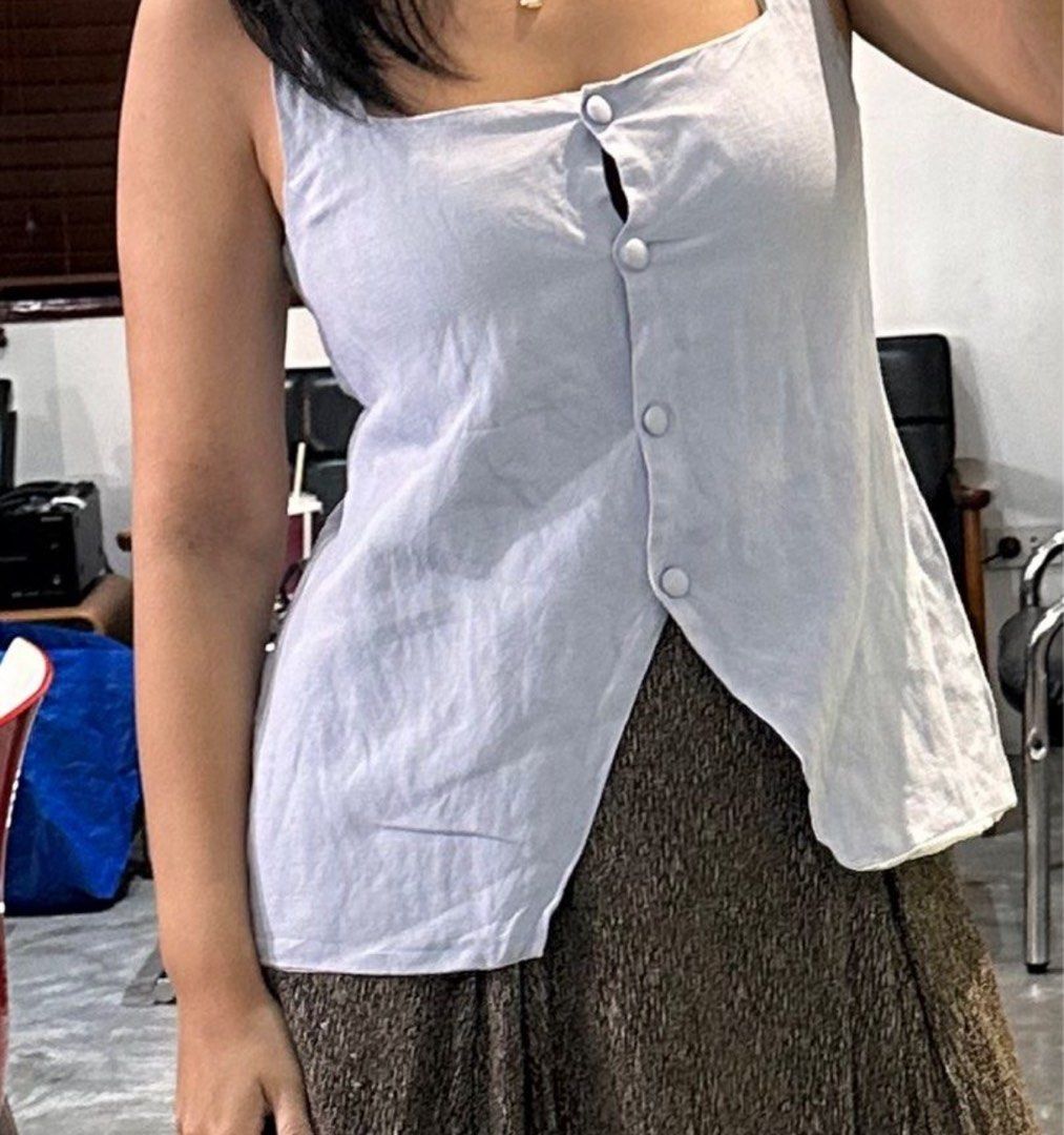 Cariño linen top powder blue (Category: Blouses) located in Quezon City. Submitted by phil1997 (Listing ID 1389175042, Image 2). Description: Original price is Php 2150 on the website RFS: too loose on me Fits s-medium.