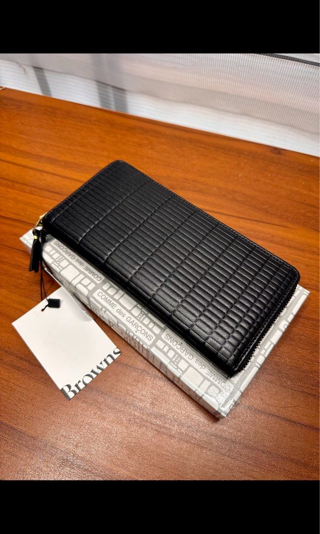 CDG Comme Des Garcons long black textured leather wallet (Category: Luxury Bags & Wallets) located in Santa Rosa. Submitted by pinkslushiee (Listing ID 1389245997, Image 2). Description: - bought in japan for 12k - brand new, never used w tag - comes with the box - price slightly nego.