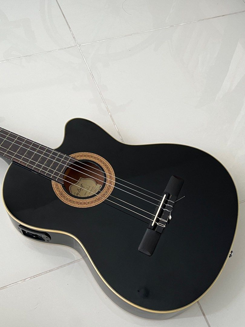 Greg Bennett Classical Guitar (Category: Musical Instruments) located in Taguig. Submitted by nisilacnaabi (Listing ID 1389169661, Image 1). Description: The guitar now has complete strings and is newly cleaned.