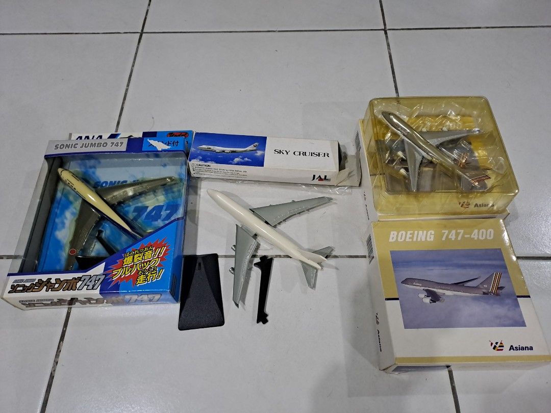 plane (Category: Vintage Collectibles) located in Singapore. Submitted by figure21 (Listing ID 1389286758, Image 1). Description: 2 has open to view...nvr play with..all in gd condition. 4@ 15.cheers.