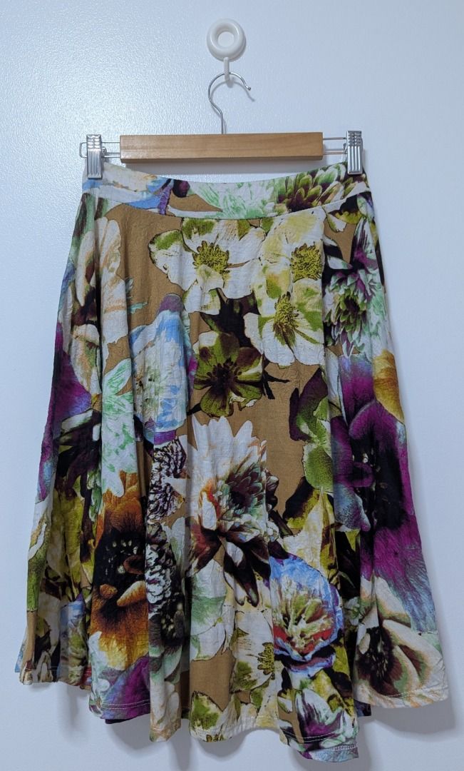 Floral A-Line Midi Skirt (Category: Skirts) located in Quezon City. Submitted by q_archive (Listing ID 1389236766, Image 2). Description: ✳️ 12"-15" gartered waist ✳️ 24.5" length ✳️ Fits S-M.