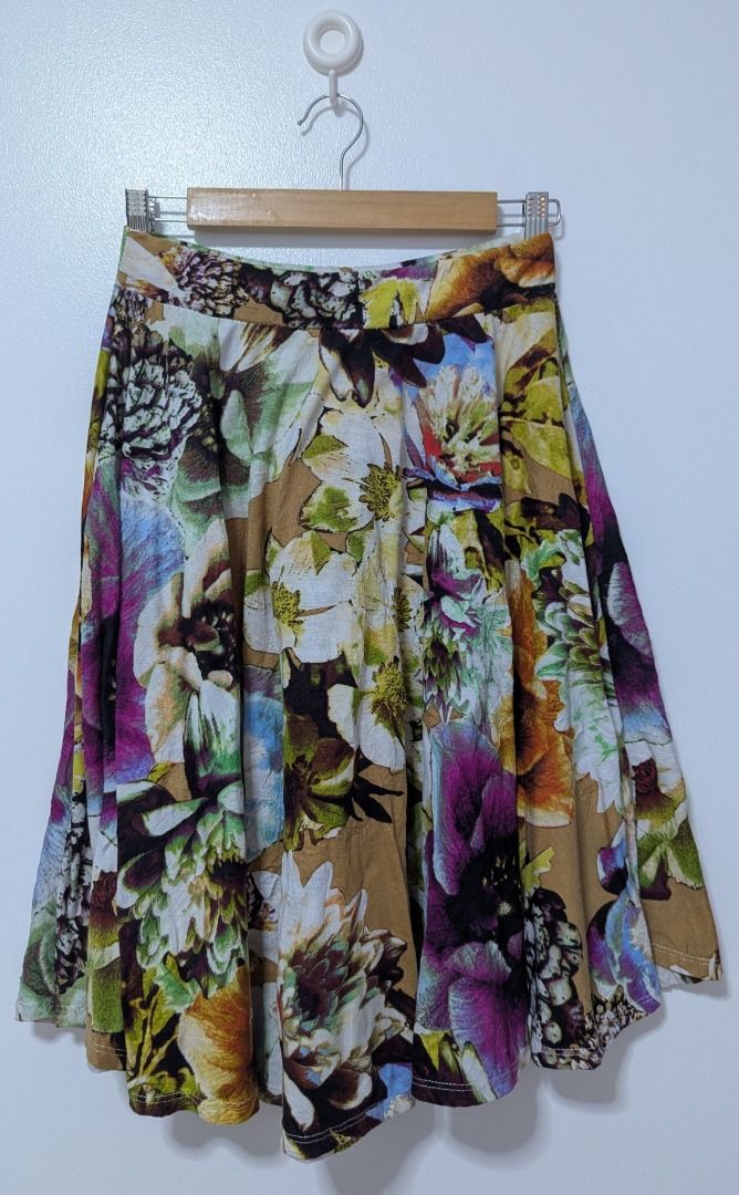 Floral A-Line Midi Skirt (Category: Skirts) located in Quezon City. Submitted by q_archive (Listing ID 1389236766, Image 1). Description: ✳️ 12"-15" gartered waist ✳️ 24.5" length ✳️ Fits S-M.