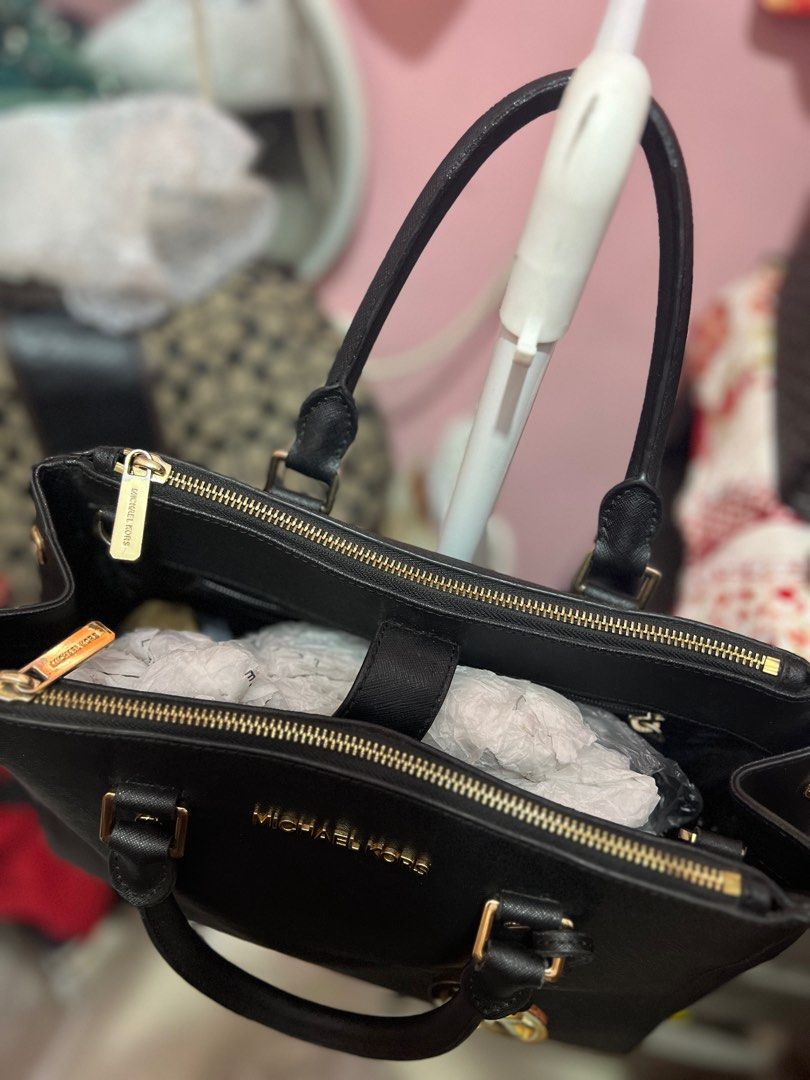 MICHAEL KORS BAG (Category: Luxury Bags & Wallets) located in Navotas City. Submitted by declutteringstuff_ph (Listing ID 1389241784, Image 3). Description: .