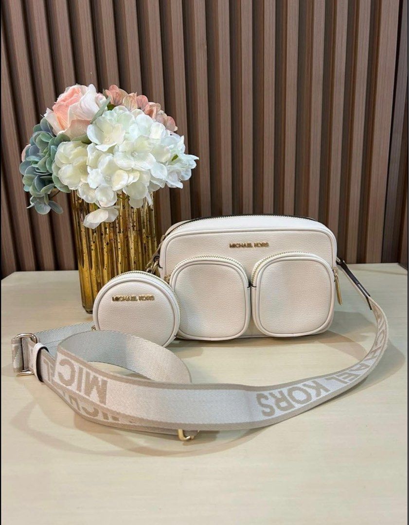Michael Kors cross body bag (Category: Luxury Bags & Wallets) located in Quezon City. Submitted by ess14 (Listing ID 1389243738, Image 1). Description: .