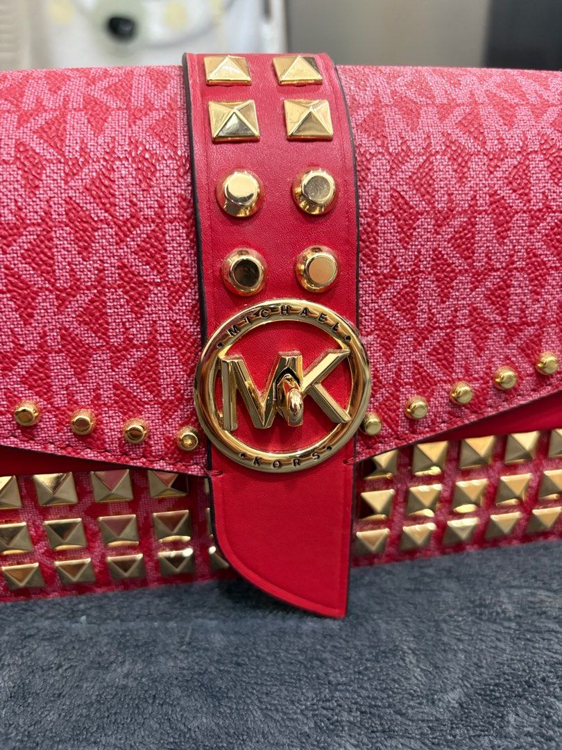 MK Bag (Category: Luxury Bags & Wallets) located in Quezon City. Submitted by eiram16 (Listing ID 1389209372, Image 3). Description: Authentic Mk bag from US! RFS: decluttering! binigay sakin but di ko nagamit pwedeng shoulder bag/kili bag see last pic for the flaw.