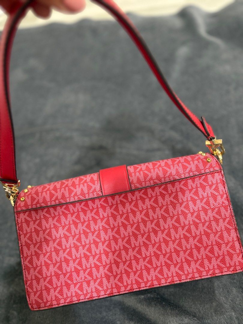 MK Bag (Category: Luxury Bags & Wallets) located in Quezon City. Submitted by eiram16 (Listing ID 1389209372, Image 2). Description: Authentic Mk bag from US! RFS: decluttering! binigay sakin but di ko nagamit pwedeng shoulder bag/kili bag see last pic for the flaw.