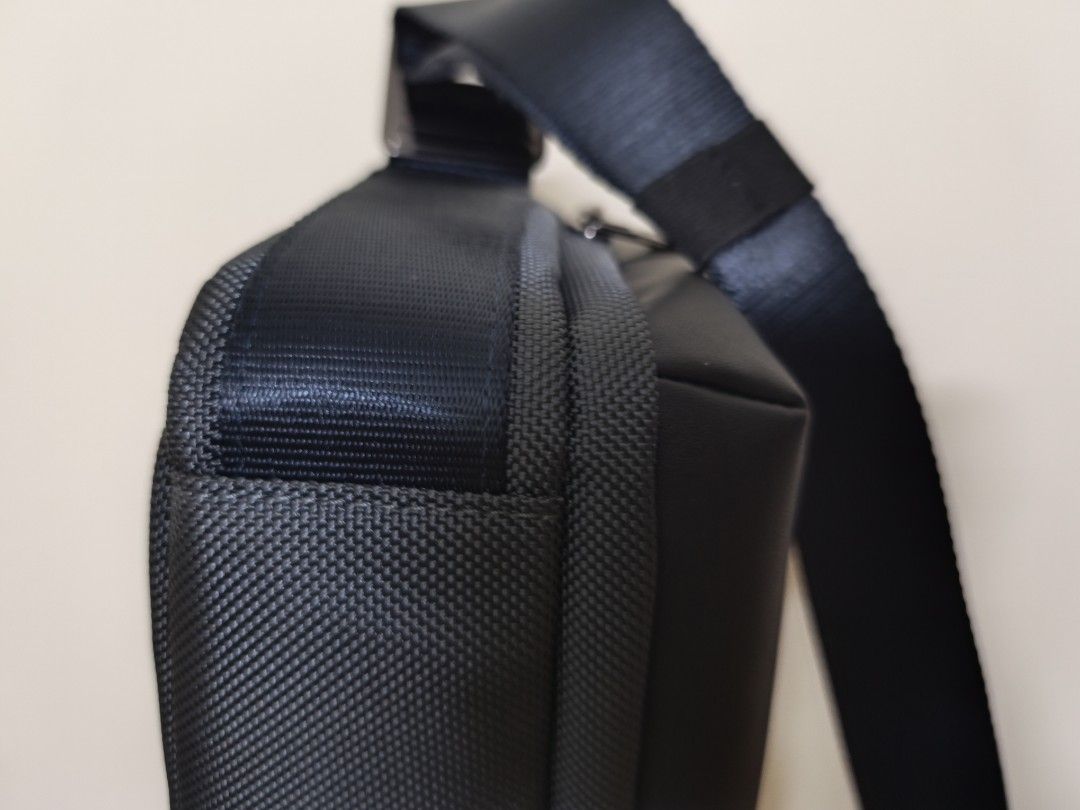 Samsonite (Category: Sling Bags) located in Seri Kembangan. Submitted by kawaiit (Listing ID 1389215718, Image 3). Description: .