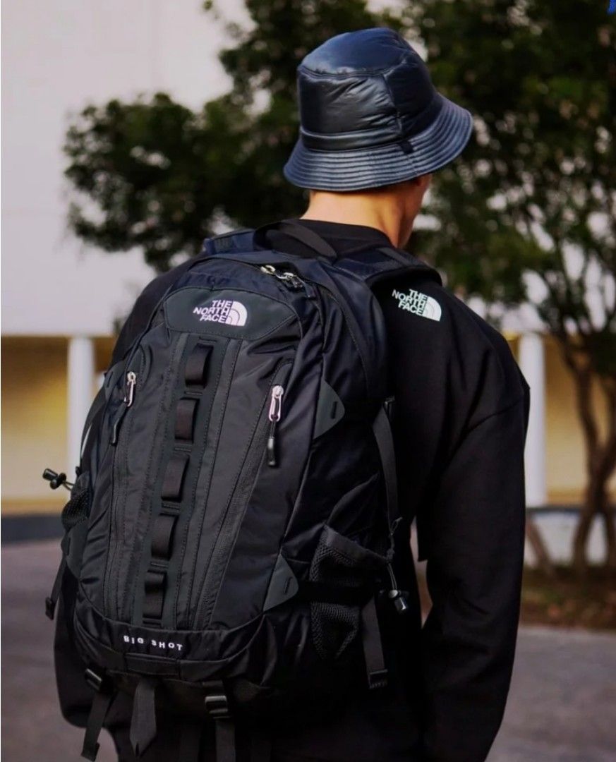 The North Face Big Shot Backpack 30L 戶外機能防潑水雙肩包 背包 （分類：背包）位於 Hong Kong。 由 funsselling 提交（商品編號 1389181960，圖片 3）。簡介： 多種收納口袋便於使用 前方設有反光物料提高安全性 採用人體工程學設計揹帶和背板結構 有減壓背袋, 可減輕重量 顏色: 黑色 奶白色 尺寸: 58*34*19cm 容量: 30升 男女同款。