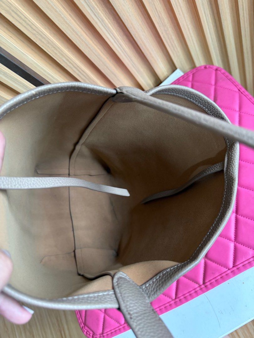 The Row (Category: Luxury Bags & Wallets) located in Lipa City. Submitted by thyra06 (Listing ID 1389169168, Image 3). Description: The row authentic may konti flaw pls chevk po sa last photo.