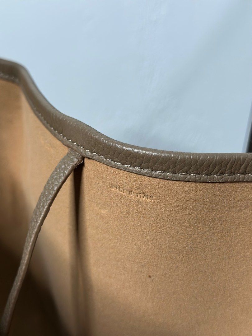 The Row Leather Tote Bag (Category: Luxury Bags & Wallets) located in Valenzuela. Submitted by telagram (Listing ID 1389279781, Image 3). Description: .
