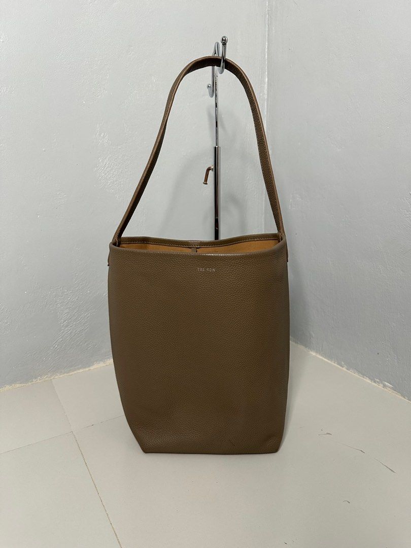 The Row Leather Tote Bag (Category: Luxury Bags & Wallets) located in Valenzuela. Submitted by telagram (Listing ID 1389279781, Image 2). Description: .